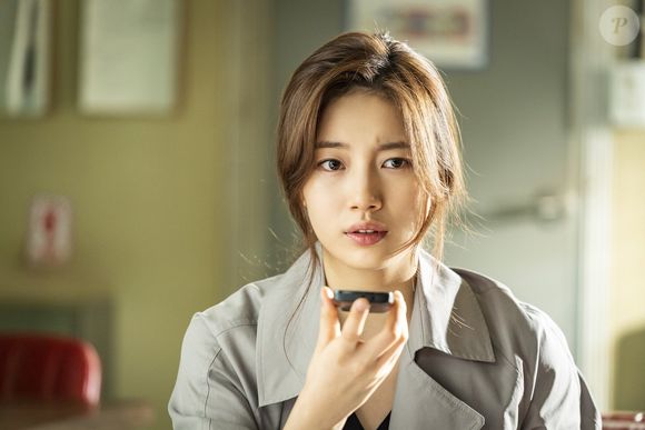'Retaliação' apresenta Suzy como Go Hae-ri, uma agente do Serviço Nacional de Inteligência (NIS) que trabalha disfarçada para sustentar a família