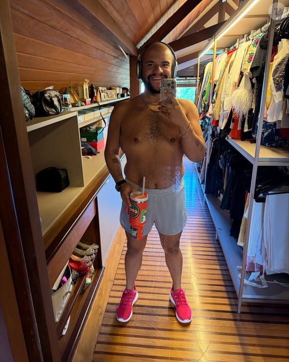 Em entrevista, Gominho disse que o excesso de pele tem o incomodado após o emagrecimento