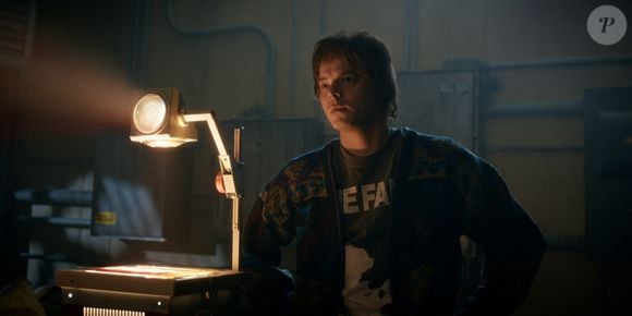 Jonathan tem 20 anos na série. Charlie Heaton está com 31 anos na vida real, e ainda assim segura bem o papel do jovem adulto cheio de responsabilidades