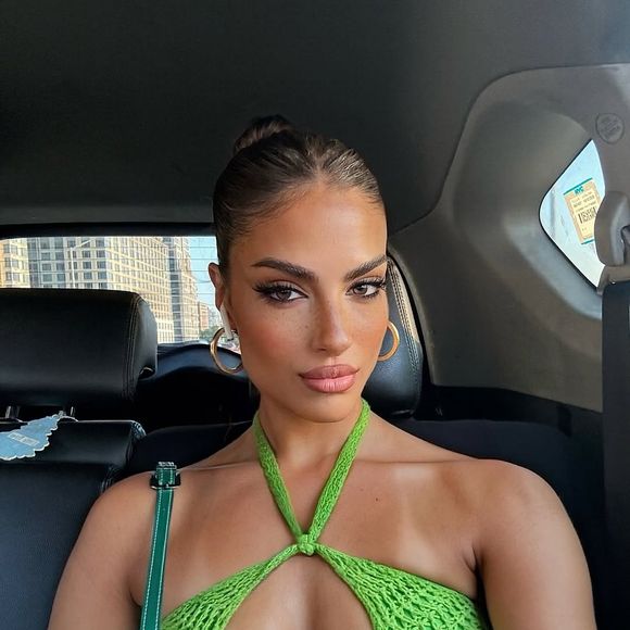 De acordo com uma página do Instagram, Vini Jr. estava curtindo fotos da Miss Rachelle Di Stasio, quem teria convidado para assistir ao jogo