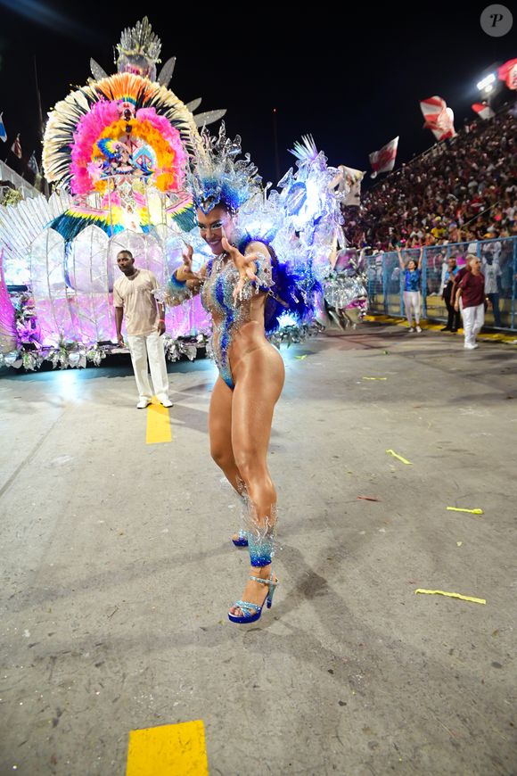 Além disso, a fantasia incluía joias feitas com pedras naturais brasileiras e um moinho nas costas, que pesava cerca de 15 kg e era iluminado por luzes de LED azul