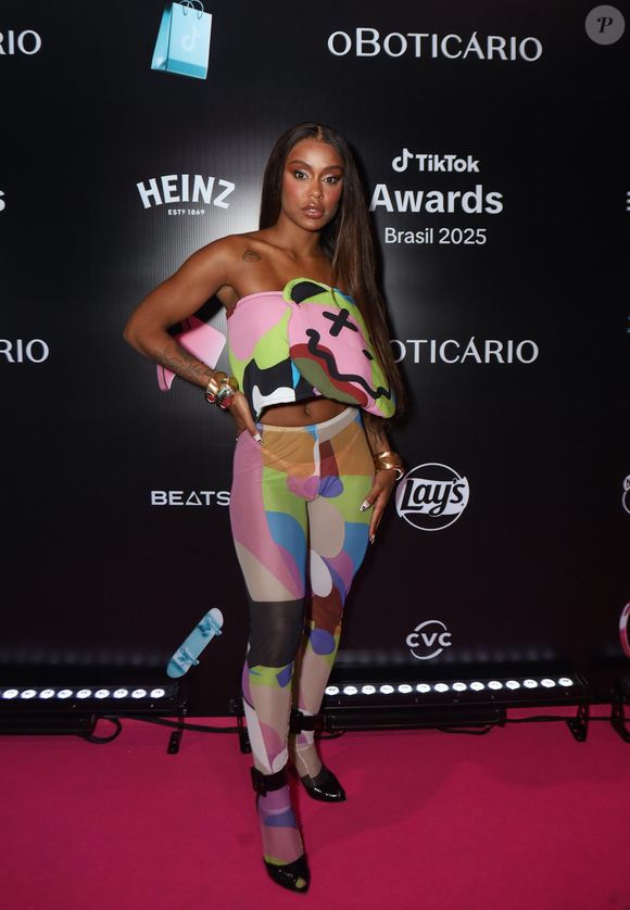 MC Rebecca escolheu look fun para o TikTok Awards