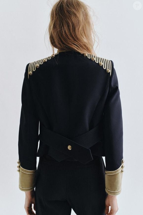 Com acabamento sofisticado e estética militar refinada, o casaco premium da Zara virou desejo entre mulheres que amam moda marcante e cheia de presença
