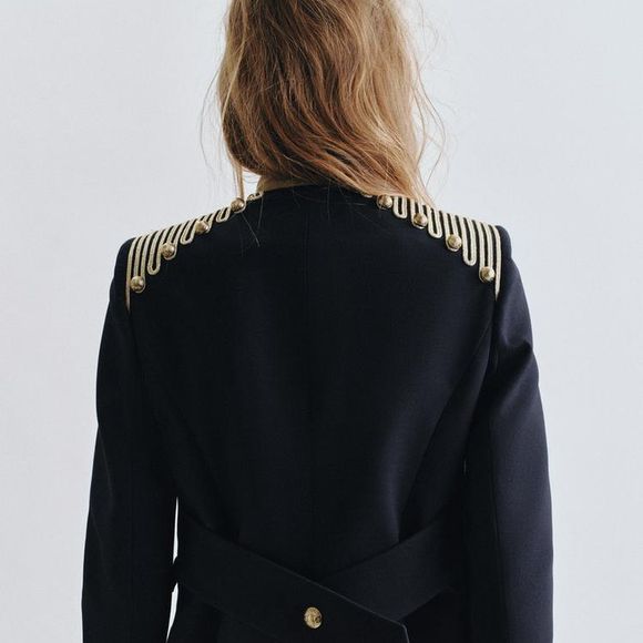 Com acabamento sofisticado e estética militar refinada, o casaco premium da Zara virou desejo entre mulheres que amam moda marcante e cheia de presença
