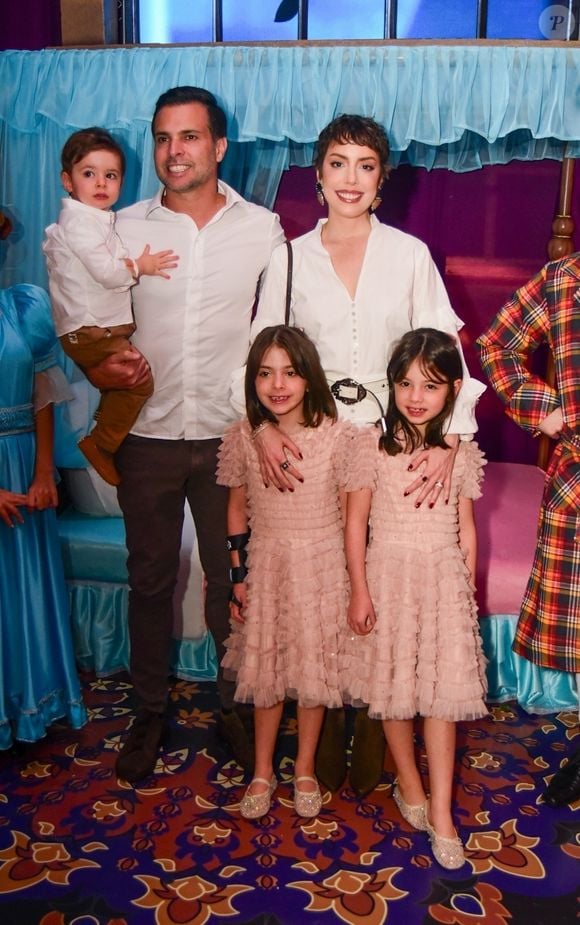 Fabiana Justus em foto com o marido e os três filhos no aniversário da irmã caçula, Vicky, em maio de 2025
