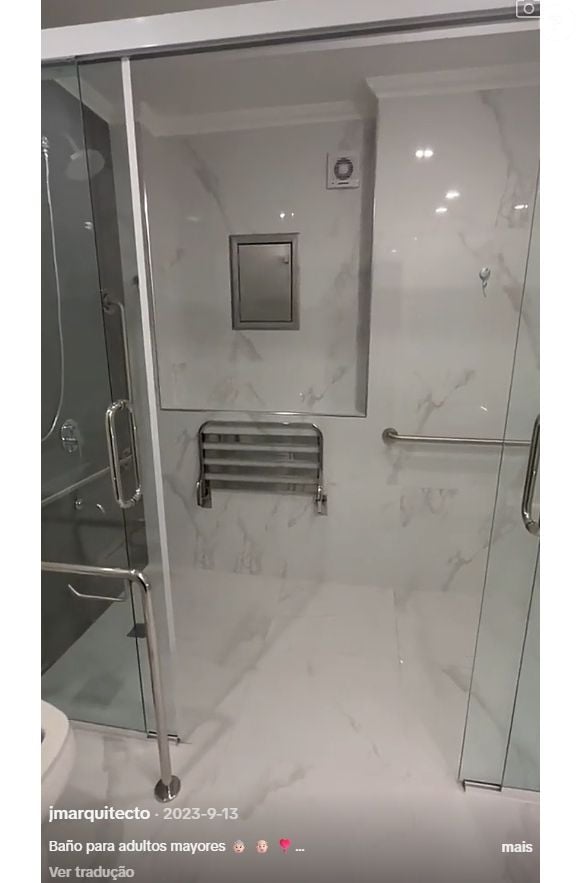 Na área do chuveiro, o especialista substituiu o antigo box por uma base nivelada com o piso e instalou uma abertura muito simples