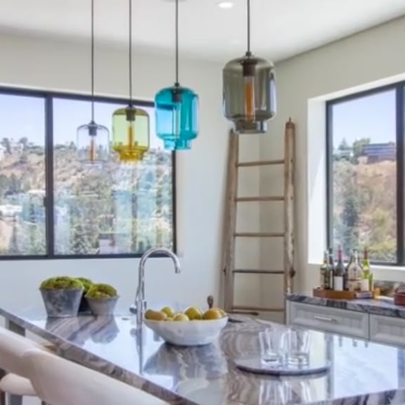 A casa que marcou uma fase difícil da vida de Demi Lovato tinha 517 m², três andares e uma das vistas mais impressionantes de Hollywood Hills
