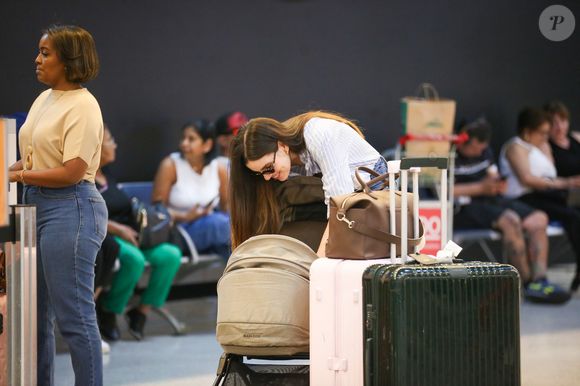 Look de aeroporto de Camila Queiroz chama atenção ao apostar em elegância minimalista inspirada em Carolyn Bessette-Kennedy