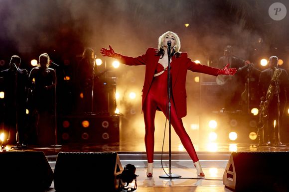 Miley Cyrus lançou 'Flowers', música na qual fala de seu relacionamento com Liam Hemsworth de modo indireto