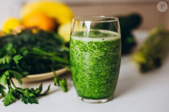 O que faz um suco verde desintoxicar e emagrecer é seu composto de "nutrientes derivados de alimentos naturais, como verduras, frutas e raízes, que são ricos em fibras, vitaminas, minerais, ácidos fenólicos, flavonoides e clorofila", segundo a nutricionista Luiza Lara