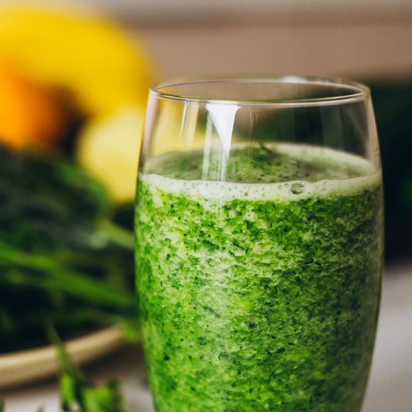 O que faz um suco verde desintoxicar e emagrecer é seu composto de "nutrientes derivados de alimentos naturais, como verduras, frutas e raízes, que são ricos em fibras, vitaminas, minerais, ácidos fenólicos, flavonoides e clorofila", segundo a nutricionista Luiza Lara