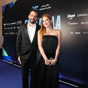 Dani Calabresa e Richard Neuman: ela optou por um vestido preto de cetim, sem alças e com decote reto, de comprimento longo e complementou a produção com uma clutch preta com um broche de cristal em destaque e um colar delicado de diamantes. Ele usava um terno preto clássico, com lapela de cetim, combinado com uma camisa branca de botões e sapatos sociais pretos polidos