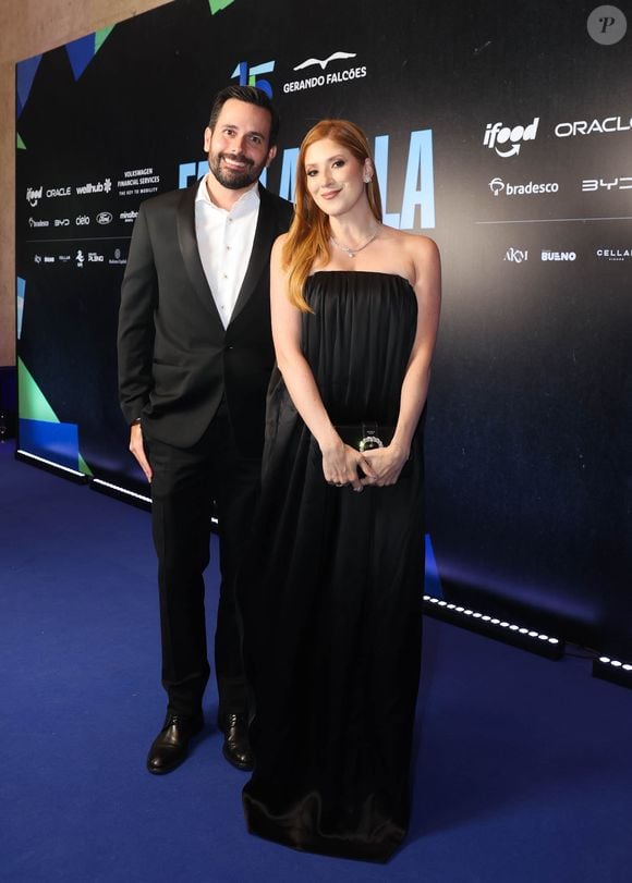 Dani Calabresa e Richard Neuman: ela optou por um vestido preto de cetim, sem alças e com decote reto, de comprimento longo e complementou a produção com uma clutch preta com um broche de cristal em destaque e um colar delicado de diamantes. Ele usava um terno preto clássico, com lapela de cetim, combinado com uma camisa branca de botões e sapatos sociais pretos polidos