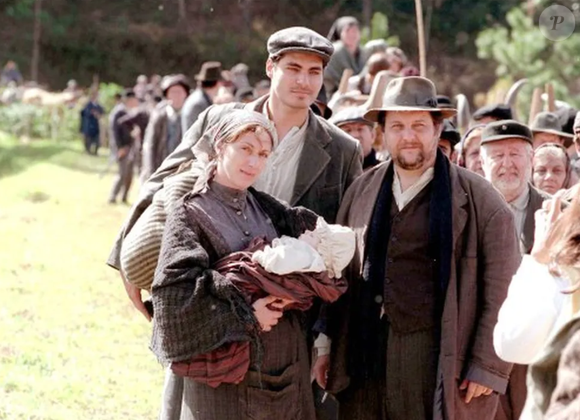 Antonio Calloni e Lu Grimaldi se emocionaram em cena de 'Terra Nostra' em que a filha é dada como morta e quase jogada ao mar, mas chorou nos últimos instantes