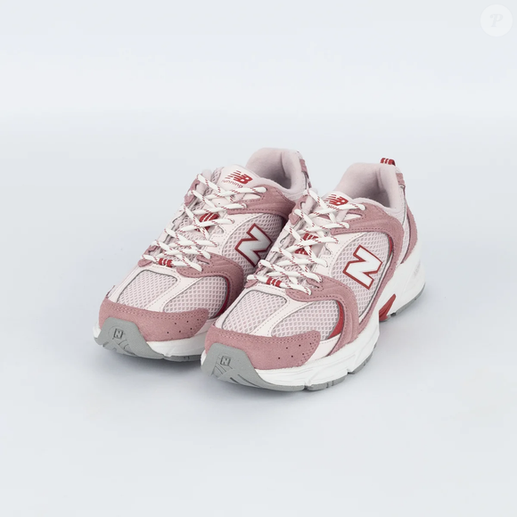 A ideia dela é apostar no New Balance 530 com saias, criando um contraste entre a delicadeza da peça e o visual esportivo inspirado nos anos 2000