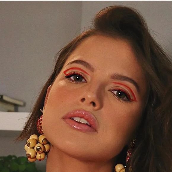 Se tem um momento ideal para ousar nas cores, é no verão! Aposte em delineadores vibrantes, como Agatha Moreira