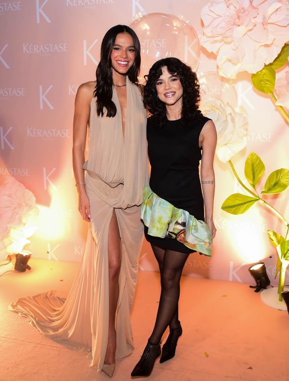 Bruna Marquezine e Manu Gavassi se encontraram no evento de beleza