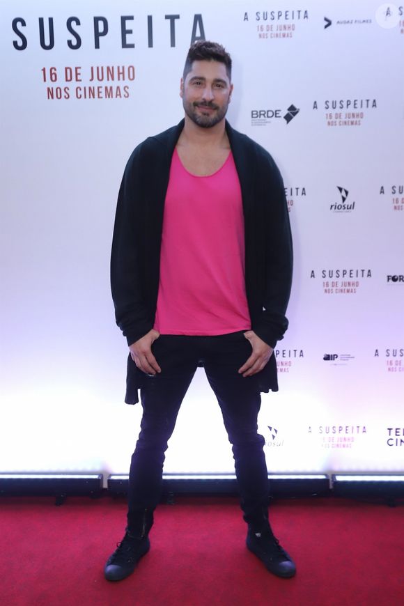 'Quando eu soube da gravidez, eu quis tentar o casamento. Eu fiquei tentando por 13 anos. Eu casei com a primeira, casei com 30 anos, por questão religiosa. Eu achei que casando já teria alguém. Eu falhei no meu casamento, me antecipei. Em 13 anos, eu fui fiel.', disse Victor Pecoraro