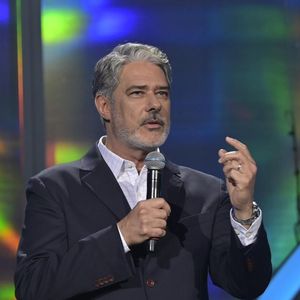 William Bonner foi chamado de machista por ex-produtor: ‘Gostaria que algumas das três [filhas e esposa] fossem submetidas a esse tipo de tratamento doentio, machista, criminoso?’