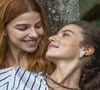 Lorena (Alanis Guillen) e Juquinha (Gabriela Medvedovski) decidem morar juntas em 'Três Graças'
