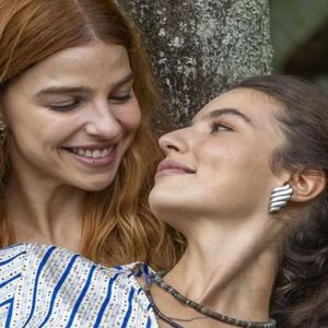 Lorena (Alanis Guillen) e Juquinha (Gabriela Medvedovski) decidem morar juntas em 'Três Graças'