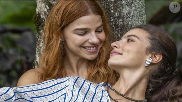 Lorena (Alanis Guillen) e Juquinha (Gabriela Medvedovski) decidem morar juntas em 'Três Graças'