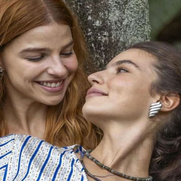 Lorena (Alanis Guillen) e Juquinha (Gabriela Medvedovski) decidem morar juntas em 'Três Graças'