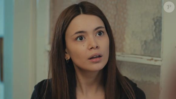 Sirin leva um choque ao encontrar roupa íntima na cama de Sarp na novela 'Força de Mulher', no capítulo de sexta-feira 9 de maio de 2025