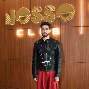 João Guilherme também apostou na cor vermelha como destaque para seu look