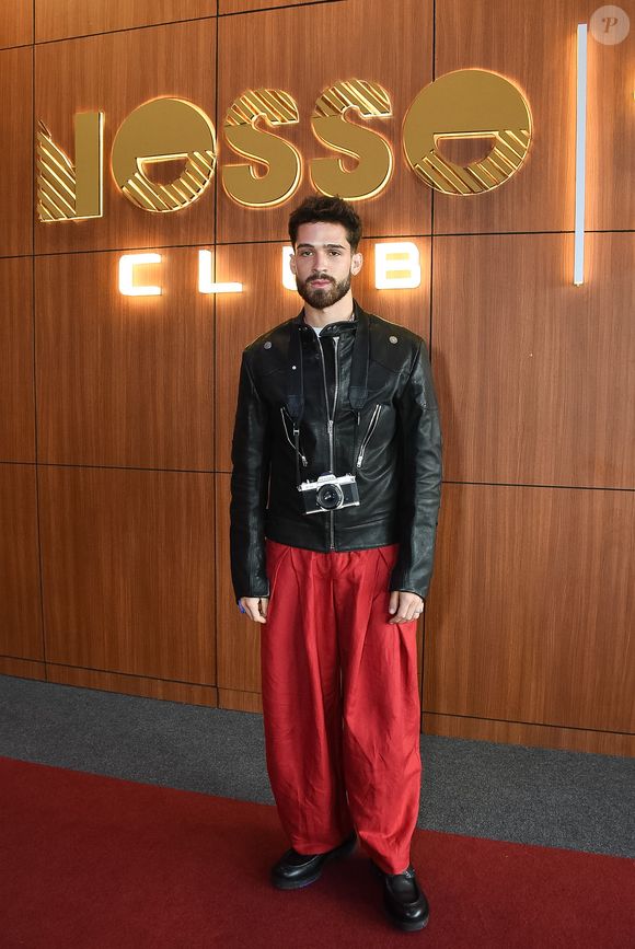 João Guilherme também apostou na cor vermelha como destaque para seu look