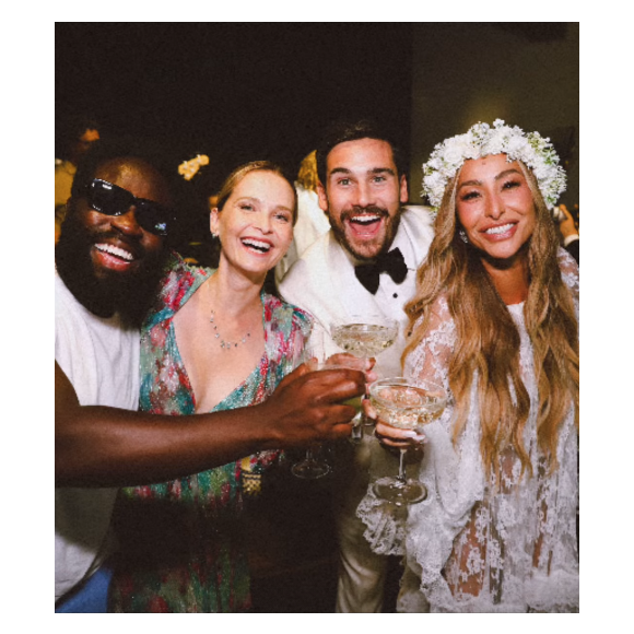 Sabrina Sato teve um segundo vestido para a festa; de renda e transparente, look deixou à mostra sua lingerie