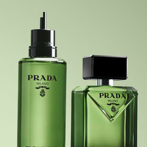 Entre madeiras âmbar, gerânio bourbon verde e bergamota da Calábria, o Prada Paradigme conquista justamente por equilibrar sensualidade, sofisticação e aquele aroma de perfume caro sem exageros