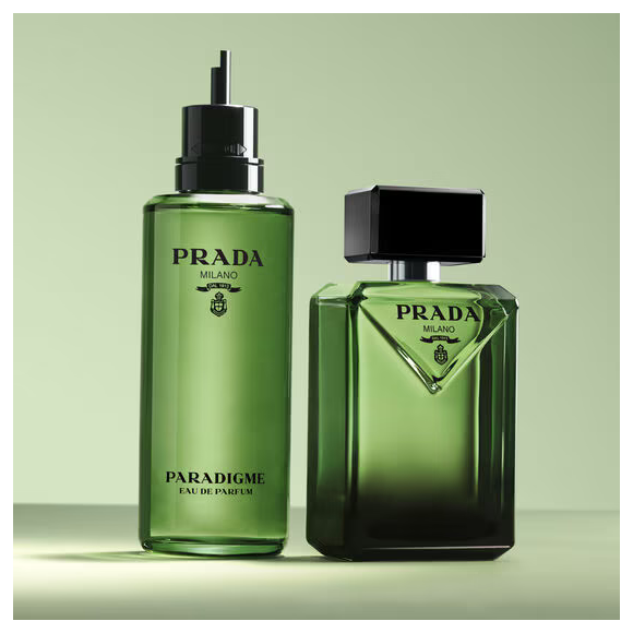 Entre madeiras âmbar, gerânio bourbon verde e bergamota da Calábria, o Prada Paradigme conquista justamente por equilibrar sensualidade, sofisticação e aquele aroma de perfume caro sem exageros