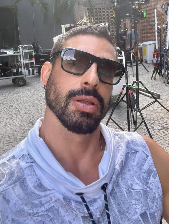 O ensaio nu de Cauã Reymond movimentou a web e se tornou um dos assuntos mais comentados da noite