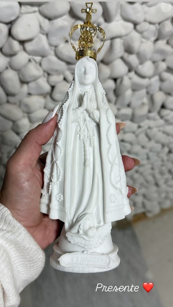 Mãe de Zé Felipe e mulher de Leonardo, Poliana Rocha postou foto de presente e web apontou como sendo lembrança entregue por Ana Castela