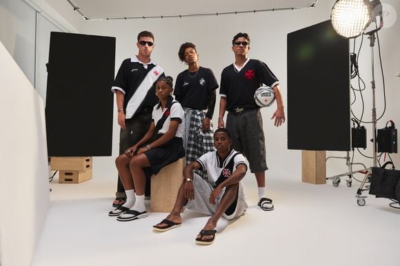 A coleção da Kenner em parceria com o Vasco da Gama aposta nas cores tradicionais do clube, em seus símbolos oficiais e em detalhes exclusivos para celebrar a ligação entre a marca carioca e a torcida cruzmaltina