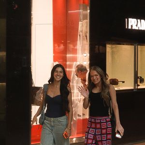 Rafaella Justus esbanjou simpatia e acenou para o paparazzo que fotografou as adolescentes