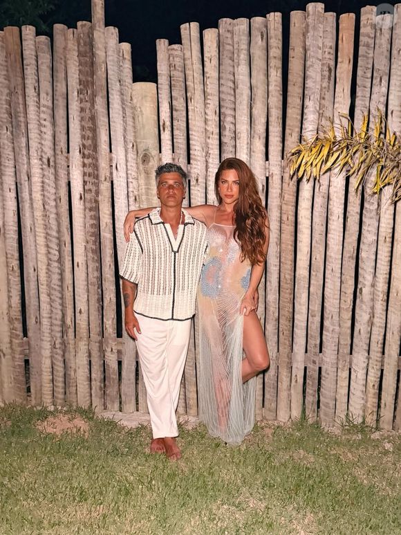 Giovanna Ewbank elegeu vestido com transparência e brilho para o Réveillon 2026 com Bruno Gagliasso
