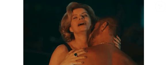 Clima quente: César (Cauã Reymond) e Odete (Debora Bloch) passam a noite juntos e levantam suspeitas