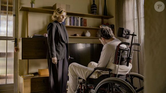 Cena de carinho de Odete Roitman (Debora Bloch) com Leonardo (Guilherme Magon) na novel Vale Tudo