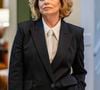 Odete Roitman (Debora Bloch) aposta em camisa branca, gravata e blazer para sua chegada em 'Vale Tudo'.