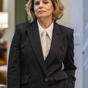 Odete Roitman (Debora Bloch) aposta em camisa branca, gravata e blazer para sua chegada em 'Vale Tudo'.