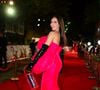 A apresentadora Sabrina Sato parou o evento ao surgir em um volumoso e escultural vestido Marc Jacobs avaliado em R$ 10 mil na cor fúcsia vibrante (beirando o vermelho sob o flash). A peça, classificada por especialistas como de valor inestimável, é uma obra de arte da alta-costura contemporânea, apresentando um drapeado exagerado que cria formas orgânicas e arredondadas ao redor do tronco, lembrando um laço desconstruído ou uma flor em desabroche