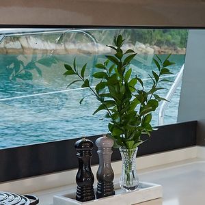 Área interna da embarcação privilegia iluminação natural e integração com o deck externo