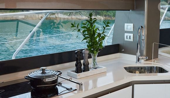 Área interna da embarcação privilegia iluminação natural e integração com o deck externo