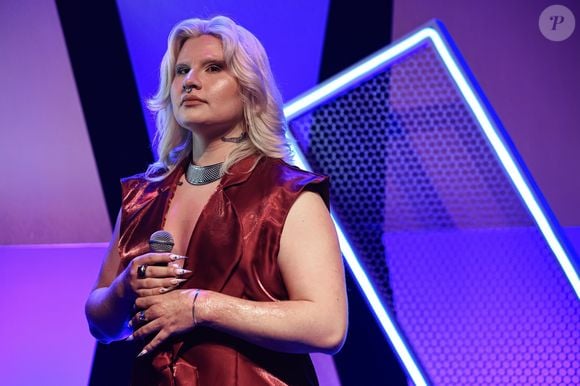 'The Voice Brasil' no SBT: atriz trans e vítima de acidente aos 5 anos, Bell Éter foi selecionada por Duda Beat