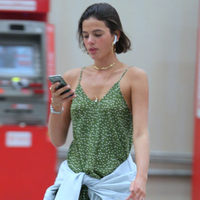 O que significa andar com o celular na mão, segundo a psicologia