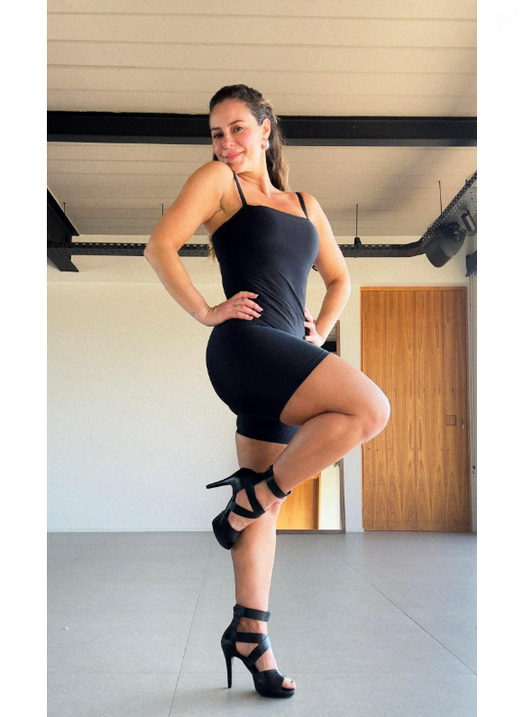 Segundo a Vogue UK, o atrito entre as coxas continua sendo um dos maiores incômodos nos dias quentes, e stylists e especialistas em moda revelaram alternativas ao talco e à bermuda para prevenir assaduras sem abrir mão de vestidos e saias