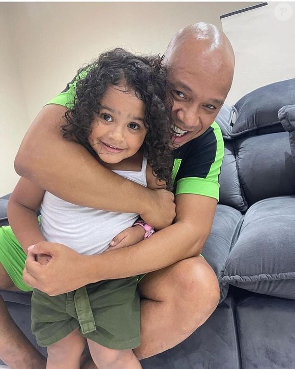 Anderson Leonardo do Molejo era pai de Alice fruto de seu relacionamento com Paula Cardoso: menina fez 4 anos logo após a morte do pai, em abril de 2024