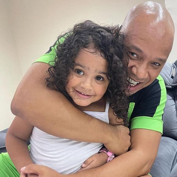 Anderson Leonardo do Molejo era pai de Alice fruto de seu relacionamento com Paula Cardoso: menina fez 4 anos logo após a morte do pai, em abril de 2024